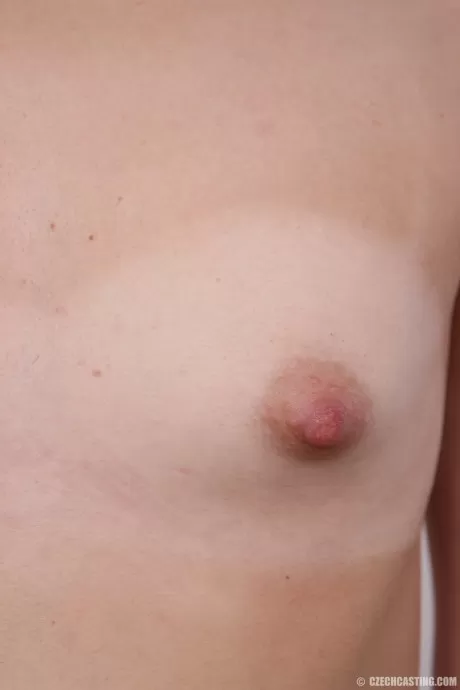 Рыжеволосая любительница Вероника оглядывается назад, стоя совершенно голой