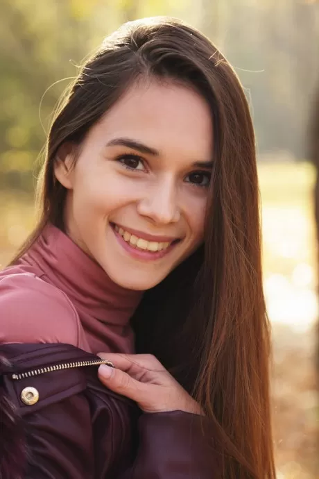 Милая русская девушка Леона Миа ест мороженое в ле 11