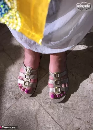 У грудастой пухленькой зрелой рабыни Саммер Харт соски туго связаны и зажаты