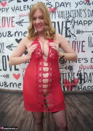 Британская любительница Лили Мэй высвобождает свои огромные сиськи и вырывается из горячего нижнего белья