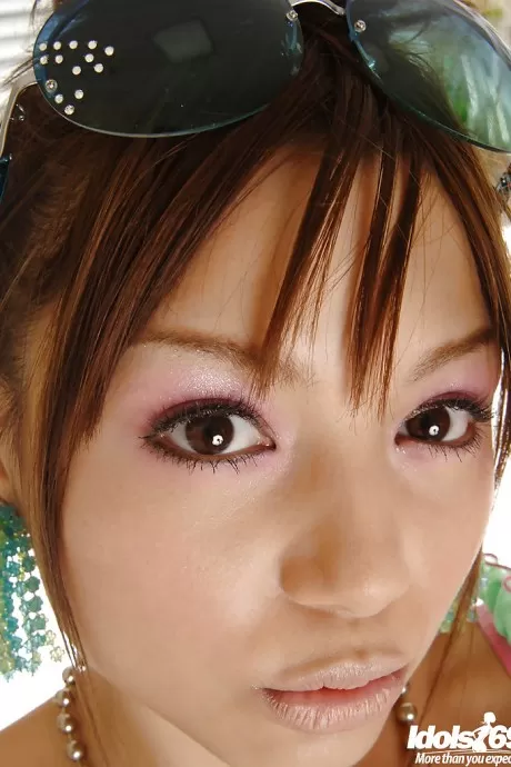 Сладкая азиатская красотка в чулках демонстрирует свои крошечные сиськи и сексуальную попку