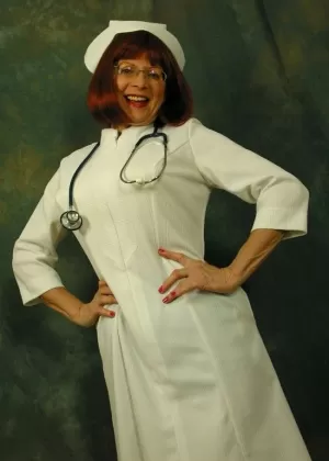 Пожилая рыжеволосая медсестра мисс Эбигейл высвобождает свои натуральные сиськи из униформы