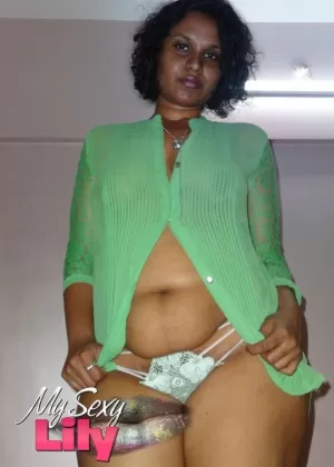 Брюнетка любительница Легази Дивайн обнажает свои натуральные сиськи, прежде чем показать свой куст