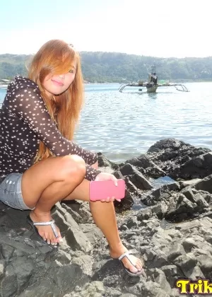 Молодые лесбиянки демонстрируют свою гибкость и стройные тела на уединенном пляже