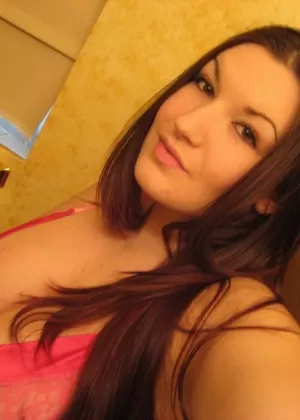 Кайла демонстрирует свое дразнящее член декольте