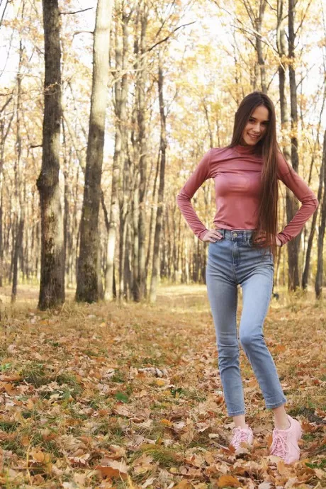 Милая русская девушка Леона Миа ест мороженое в ле 16