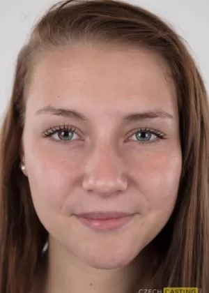 18-летняя новичок стоит голая после того, как с нее снимают платье и нижнее белье