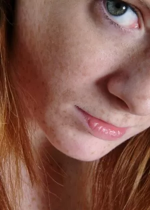 Потрясающая рыжая девушка с большими сиськами Эллисон раздевает свою розовую киску