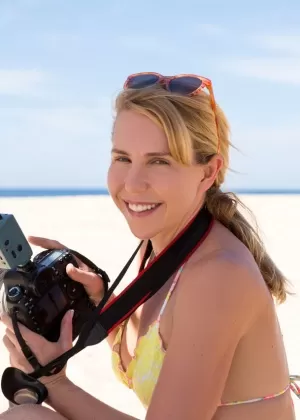 Горячая блондинка Бритни Эмбер снимает сексуальное платье и нижнее белье, чтобы позировать обнаженной