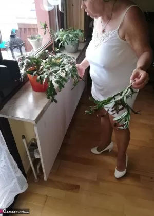 Возбужденная бабушка скользит руками по колготкам, чтобы мастурбировать