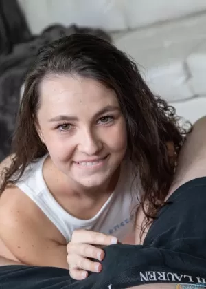 Блондинка евро милфа с крошечными сиськами соблазняет на жесткий секс мужчину в униформе