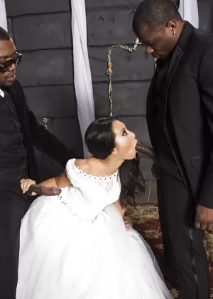 Рыжеволосую японку Митико Серенаду ласкают двое мужчин перед сексом