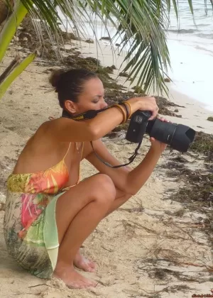 Пляжные красотки позируют для выступления топлесс на пустынном тропическом пляже