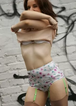 Пожилая блондинка любительские модели Dimonty на пляже в прозрачных нарядах и оттенках