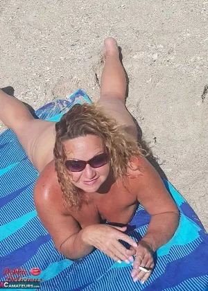 Любительская толстушки курит сигарету перед сквиртингом и сексом в бондаже