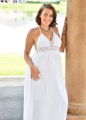 Беременная соло девушка сжимает свои большие, наполненные молоком сиськи в черных трусиках