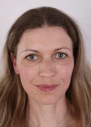 Стройная любительница Лиза снимает платье и трусики, чтобы погладить свою лысую киску