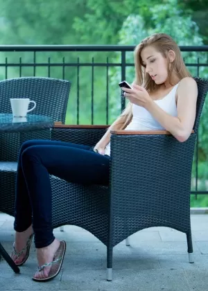 Горячая молоденькая лесбиянка наслаждается горячей попкой своей подруги и ласкает пальцами ее киску