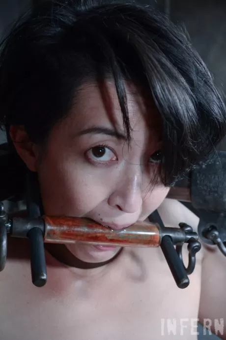 Сдержанная женщина Миа Торро подвергает свою киску пыткам во время унижения