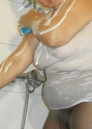 Горячая блондинка Инес Кудна покрыла свои большие сиськи молоком от Анеты Буэны