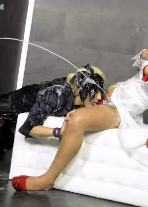 Непослушные медсестры Эвелин Деллай и Николь Лав заканчивают секс втроем спермой на лицах