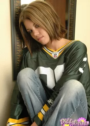 Красивая девушка Джамейка Тернер освобождает свое накрашенное тело от одежды, чтобы позировать обнаженной