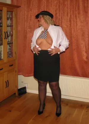 Зрелая женщина-полицейский Крисси Ук снимает свои сиськи и пизду со своей униформы