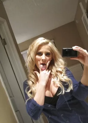 Блондинка GF Kelly Skyline демонстрирует свои большие сиськи и пизду в очках