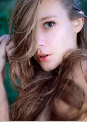 Молодая модель Мирабелла подчеркивает свои большие половые губы на открытом воздухе в красных чулках