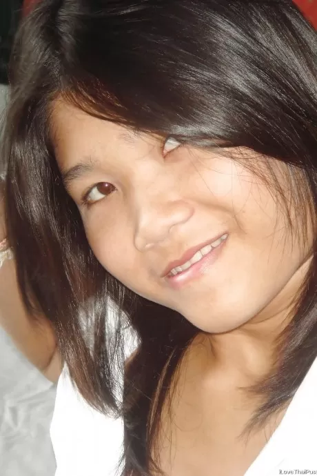 Грудастая тайская девушка с бритой киской избавляется от своих красных трусиков и нейлоновых чулок