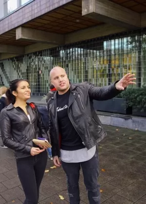 Брюнетка проститутка отправляется в город с парнем, прежде чем трахнуть его