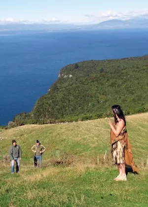 Классная зрелая милфа Мишель Би обнажает большие сиськи в винтажном нижнем белье и чулках