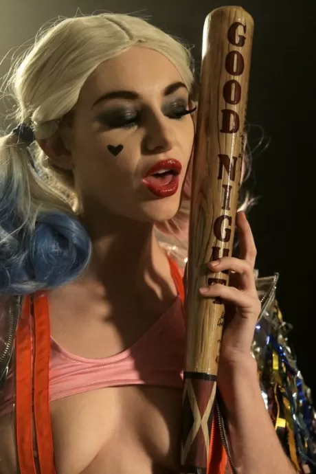 Молоденькая блондинка Лейси Леннон лижет член перед сексом раком в костюме дл 2