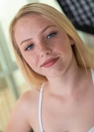 Блондинка с веснушками раздевается топлесс перед тем, как отсосать член