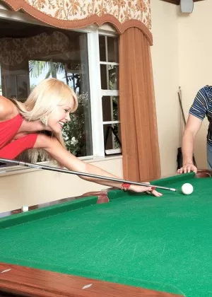 Брюнетка Рэйчел Уильямс сверкает своими красивыми сиськами в обтягивающих брюках