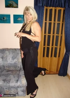 Пожилая блондинка Мишель Торн курит, вставляя секс-игрушку в свою бритую пизду