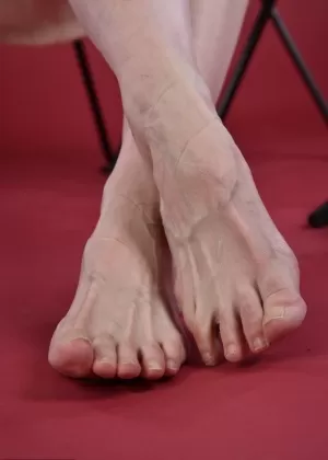 Любительская модель Горячая мамаша освобождает свои ноги от каблуков, прежде чем расстегнуть халат