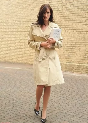 Гламурная девушка Бейли снимает свои большие сиськи с ретро-наряда во время приготовления пасты