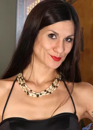 Зрелая домохозяйка Хелен Волга в прозрачных колготках хвастается своим очень волосатым бобром