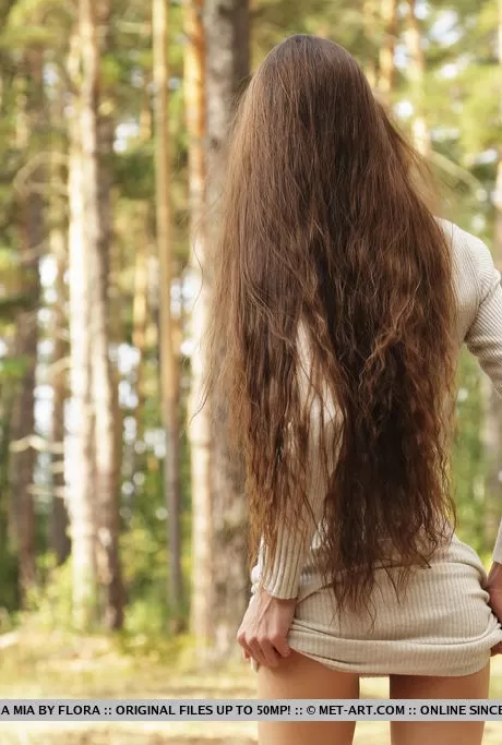 Соло-девушка Леона Миа демонстрирует свою лысую пизду и тугую поп 4