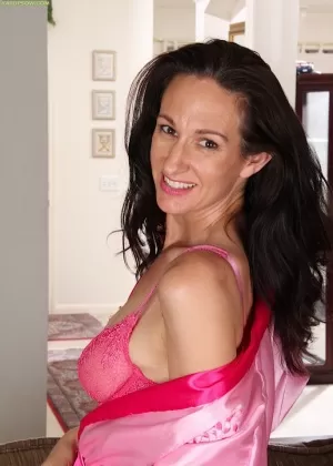 Британская любительница Джуси Джейни показывает свою волосатую муфту после того, как потеряла свою большую грудь