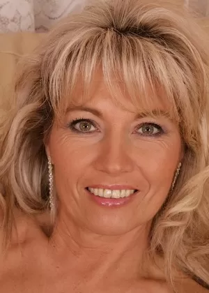 Пожилая блондинка Джанет Дарлинг засовывает палец в свою бабушкину киску