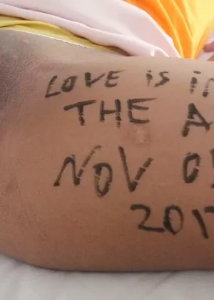 Любительская негритянка Кайла сосет этот сочный белый член на камеру