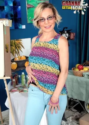 Зрелая британка дразнит свои соски после того, как обнажила свои огромные сиськи