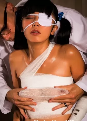 Азиатскую секс-рабыню заставляют делать грязный минет, стоя на коленях