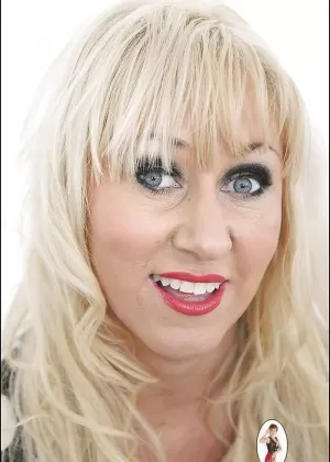 Распутная зрелая красотка с огромными сиськами дрочит и трахает твердый член