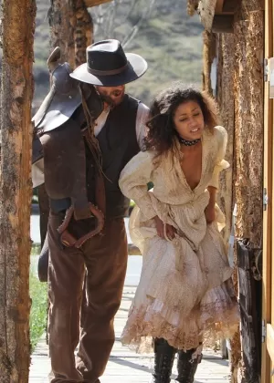 Сексуальную негритянскую рабыню связал и насильно трахнул ее похититель-ковбой