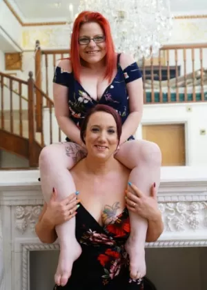 Любительская цыпочка Молли Фоксх и ее подружка лесбиянка снимаются в бассейне в нижнем белье