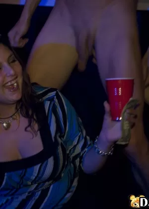 Первоклассный минет, сделанный на вечеринке над ними блондинками и брюнетками