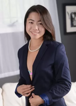 Симпатичная азиатка-новичок Тиффани Тан раздевается и трет обе свои дырочки